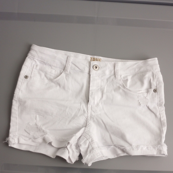 True Craft  Women's White Denim Distressed Cuffed Shorts Junior Size 16 - Picture 1 of 8